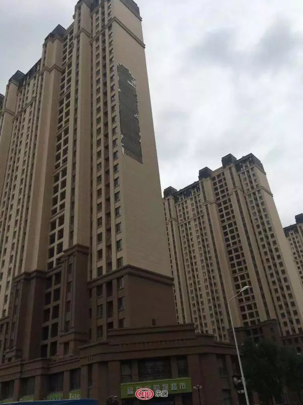 中海华山珑城观华园外墙皮脱落因天气情况尚无法确定修缮时间