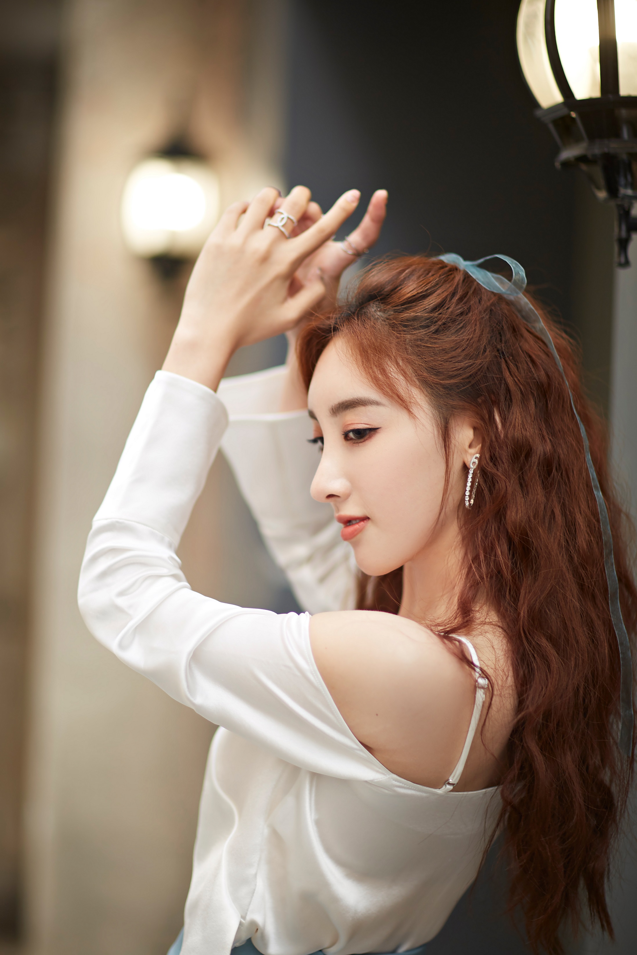 许靖韵现身夏日音乐节蓝色不规则半裙超仙气