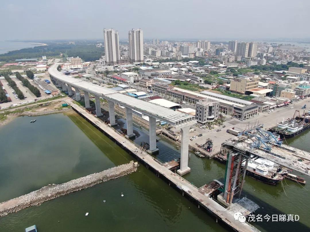 雄伟壮观目睹航拍视角下的茂名博贺湾大桥