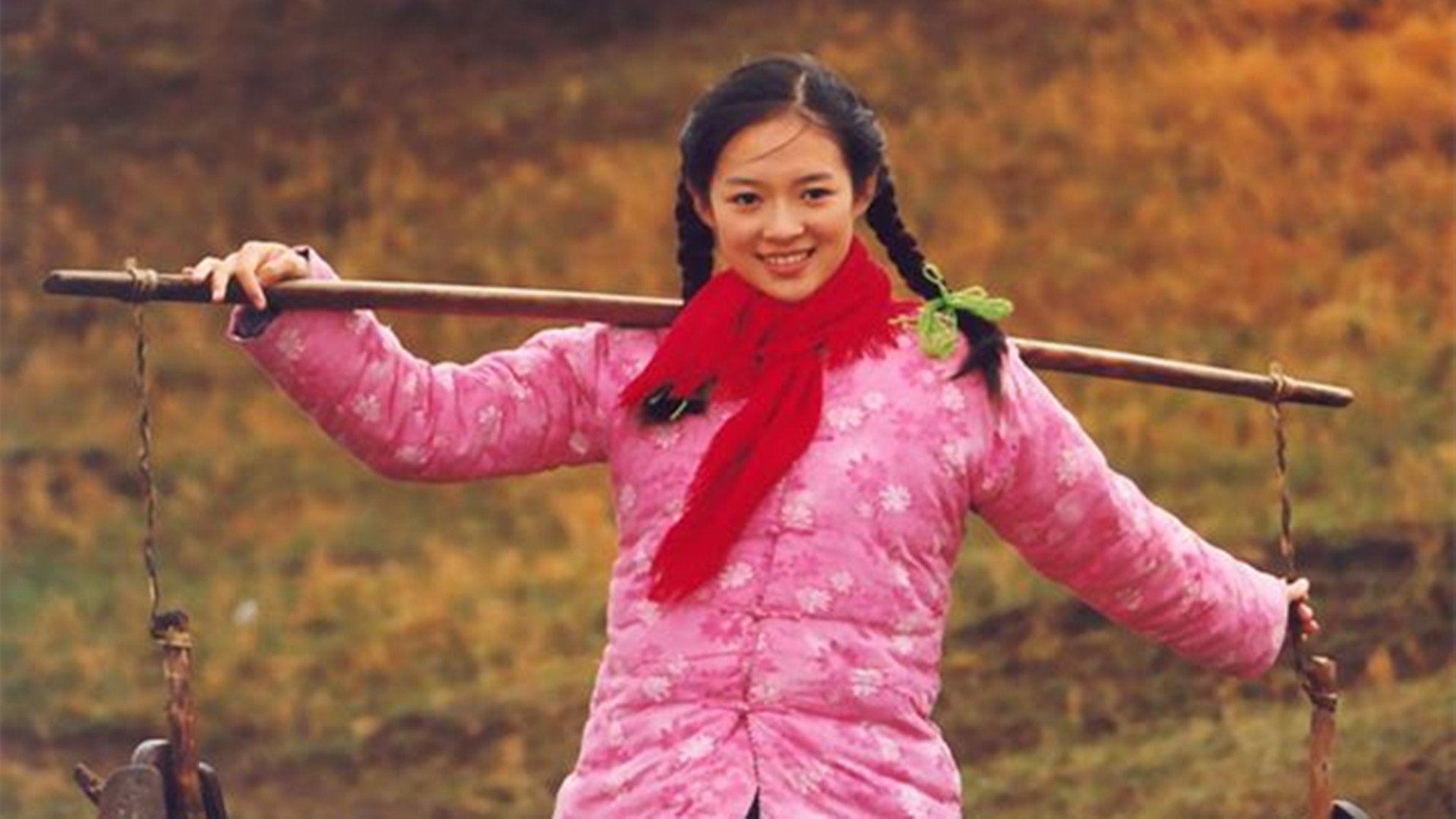 电影中扮演村姑的演员,闫妮泼辣,刘亦菲大概是最有仙气的村姑了