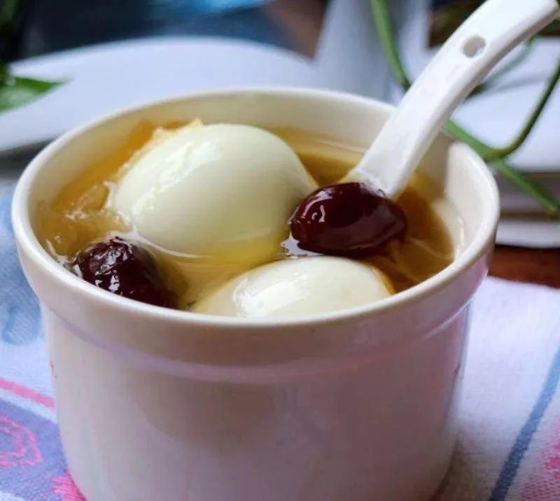 食材:银耳,鸭蛋,冰糖做法:银耳泡发洗净,加水煮开后打入鸭蛋,加冰糖