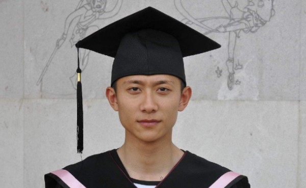 张一山大学毕业照片图片