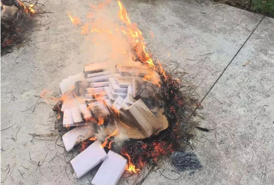 纪念活动放河灯,祭先祖,祀亡魂,焚纸锭等很多地方都会有在这一天佛教