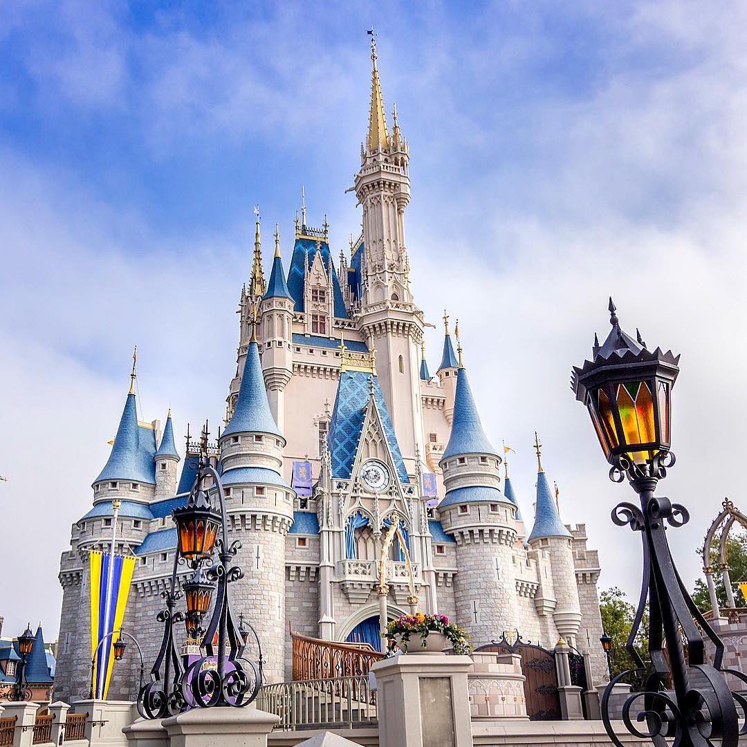 魔法王国是奥兰多迪士尼里最为经典的园区,整个王国以灰姑娘的城堡为
