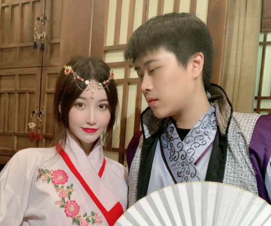 uu妹晒卢本伟照片穿上古装拿上扇子卢本伟变成了帅哥