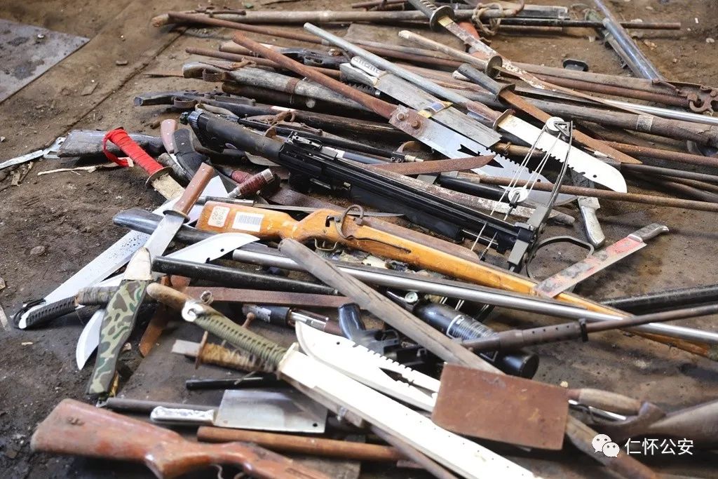 活动中,共集中销毁了收缴的火药枪,猎枪,汽枪,射钉枪,弩等各类枪支17