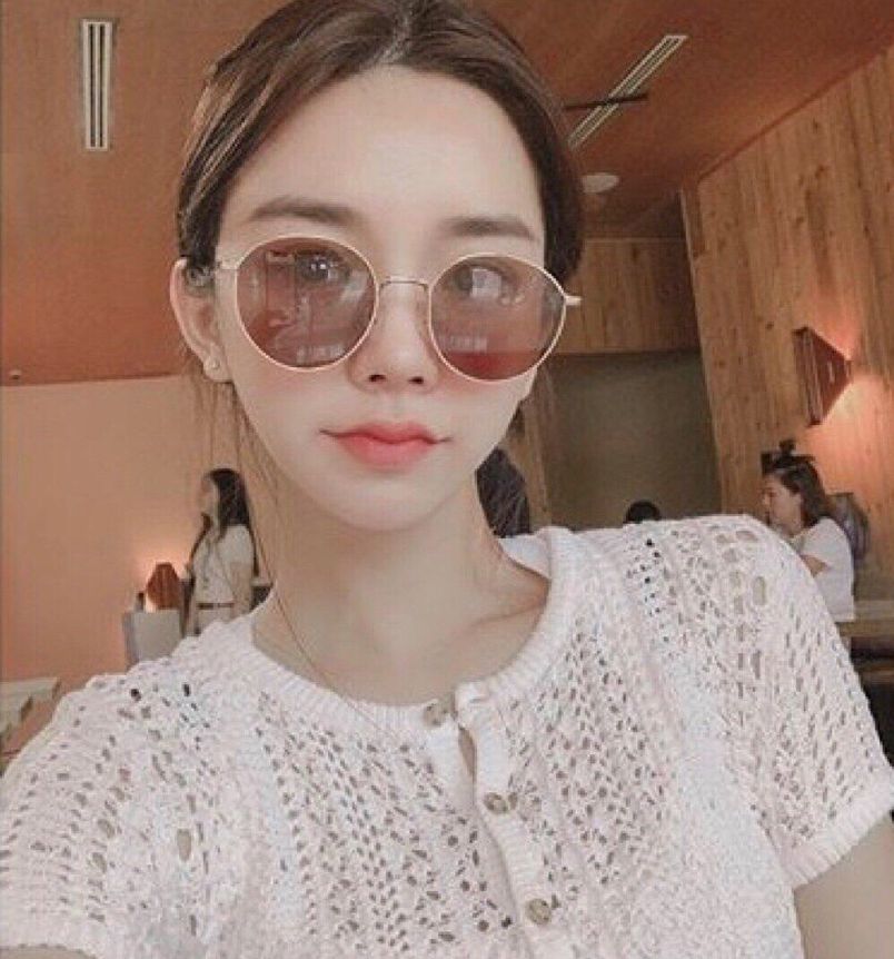 原来这个妹子是一个韩国小网红,ins名叫"kim min hyun",可以音译成"