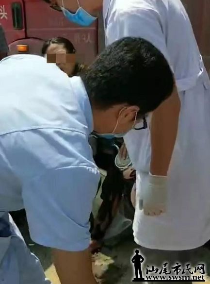 网友报料:8月13日上午,陆丰市324国道博美霞绕市场附近路口惊险一幕