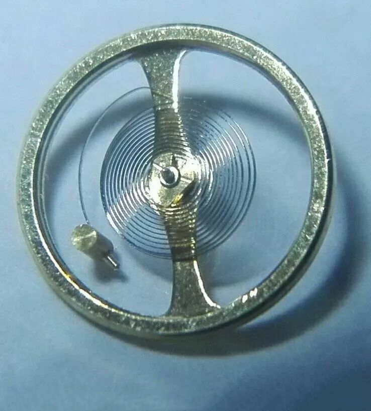 (手表受磁而导致游丝的粘连)磁场对手表的影响在于它会磁化手表机心里