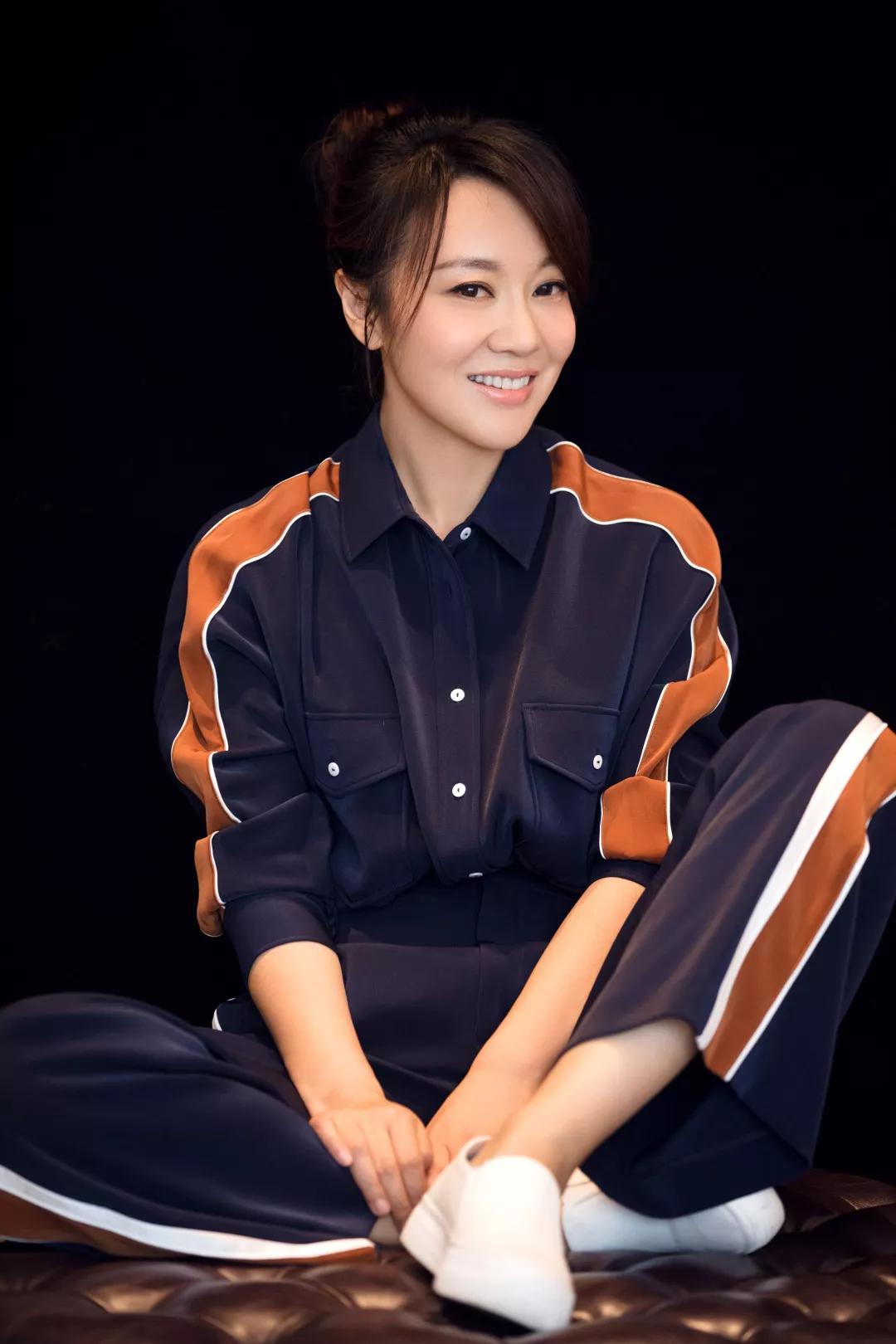 闫妮10年跑龙套又土又胖33岁离婚如今48岁的她活成了女神模样