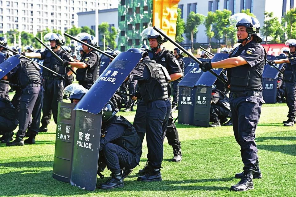 震撼南充公安宣示坚定决心1400名干警实战演练践行新使命忠诚保大庆