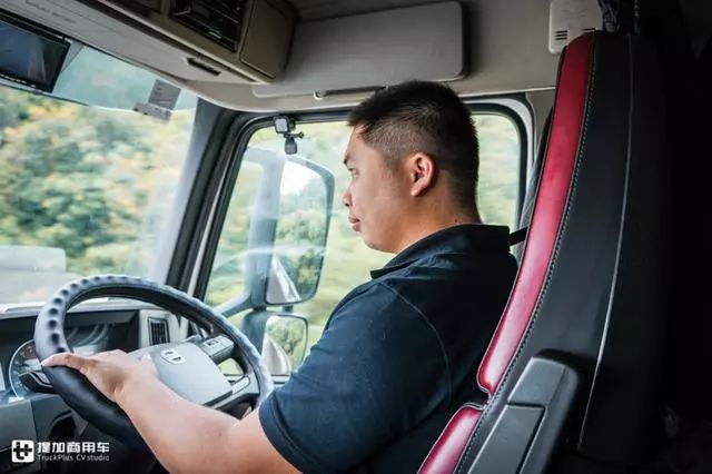 香港卡車司機的代駕,在內地開港車的