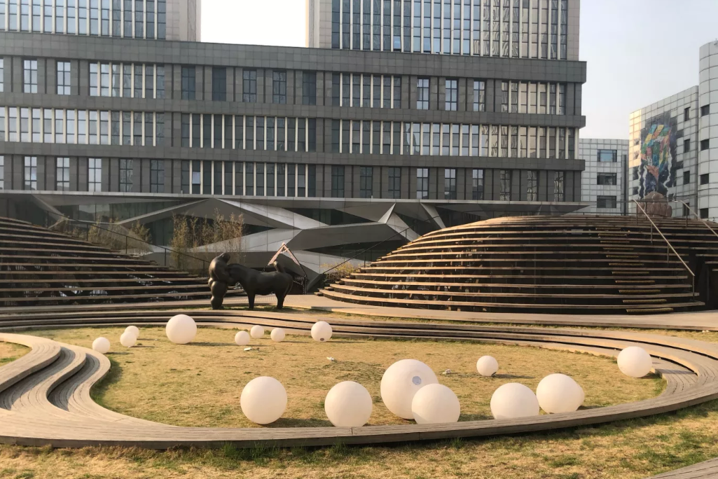 都在等着你你会发现造型有趣的雕塑但是智慧山不一样 越过山丘广场