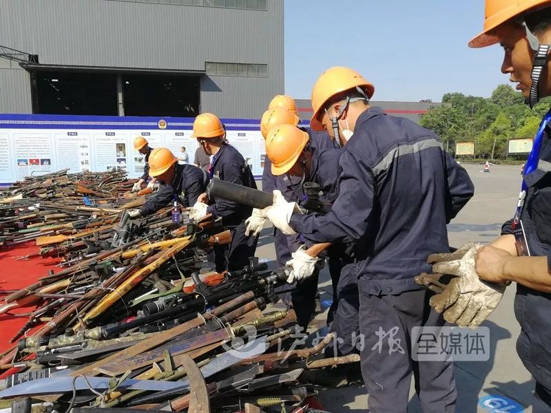 仿制式手枪火药枪弓弩今天四川收缴的5000多支枪在泸州销毁