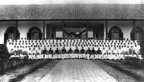 光绪年间海军学堂远景以及毕业生照片,但烟台海军学堂的精确校址