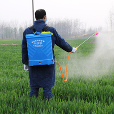 打过除草剂的喷雾器一定要清洗干净,已经有农户发生药害了!