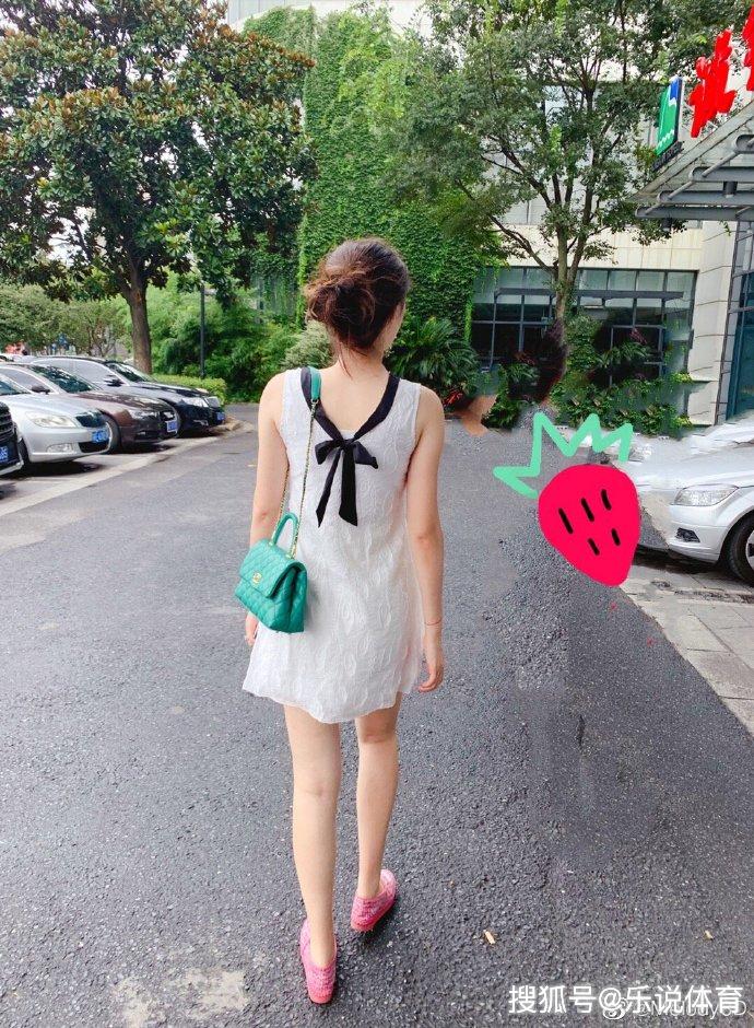 周琦娇妻婚后首次亮相独自外出肤白身材好吐槽老公直男眼光差