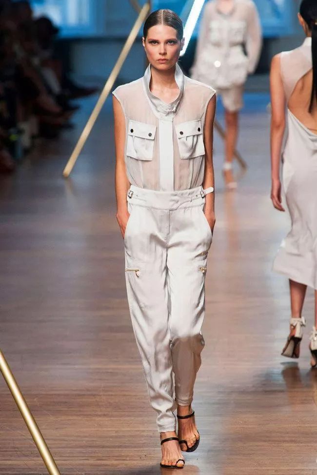 台步就是模特在t台上走步,人们常把台步称为"猫步",因为模特在走台时