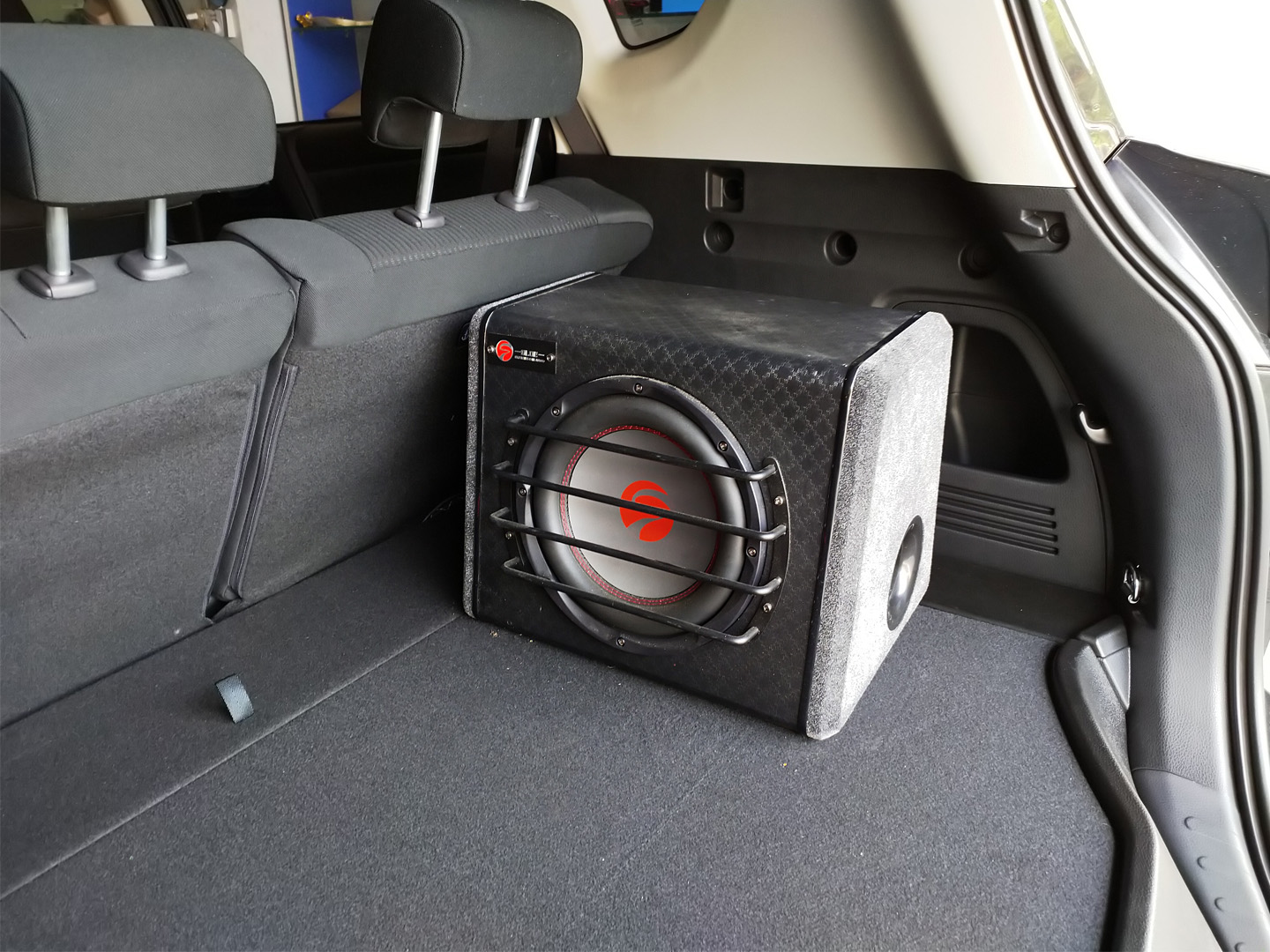 丰田rav4改装德国斯洛琴10寸有源低音炮 江门鸿运汽车音响