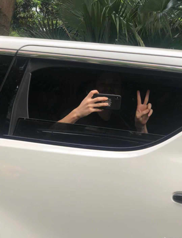 郜林保利尼奥街头偶遇车上互拍郜林吐槽这货拍照技术真没法说了