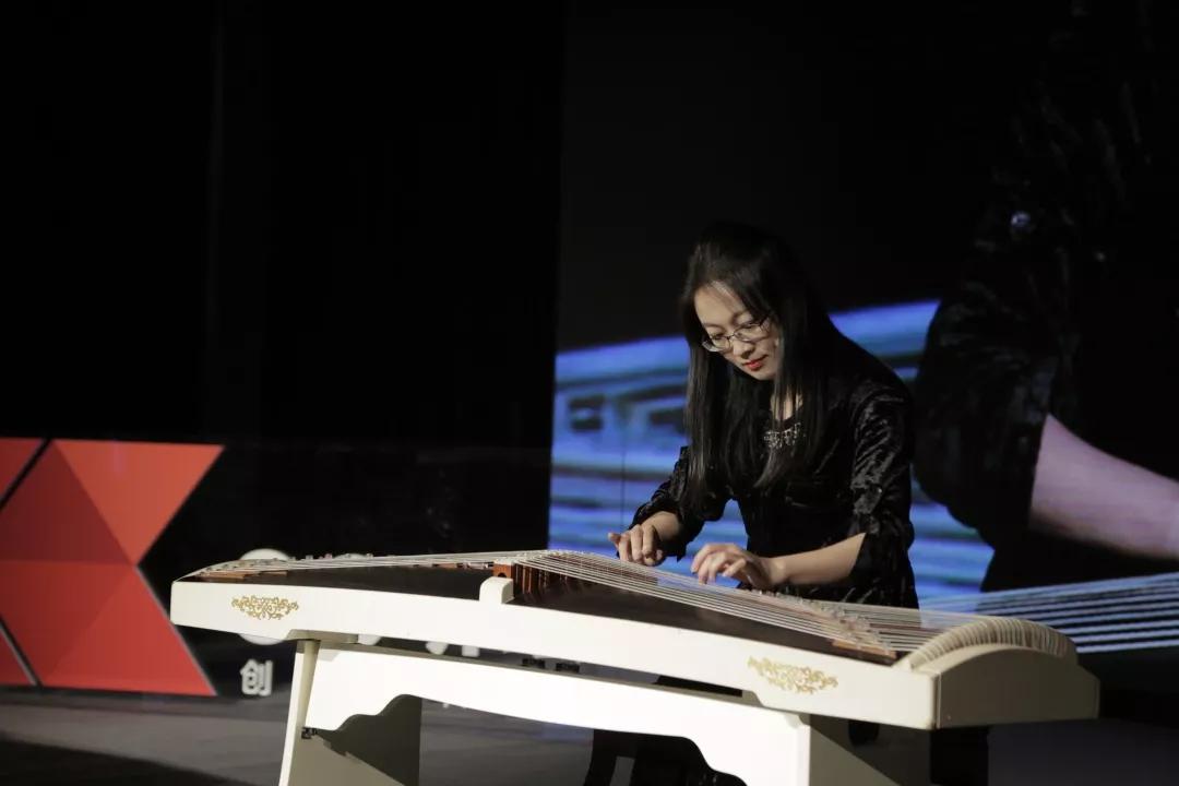 姜淼与时俱进的古筝只有优秀的民族的才是世界的