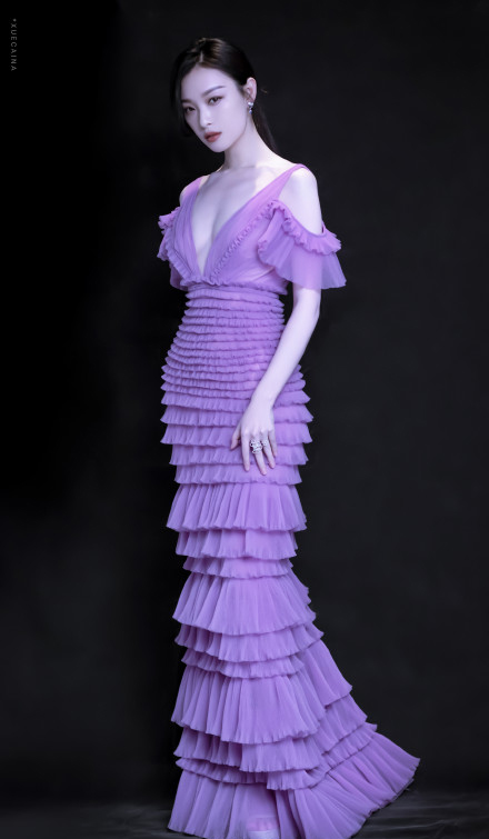 近日,时尚圈刮起了一阵"梦幻紫仙女裙大赏",神秘梦幻又无尽浪漫的紫色