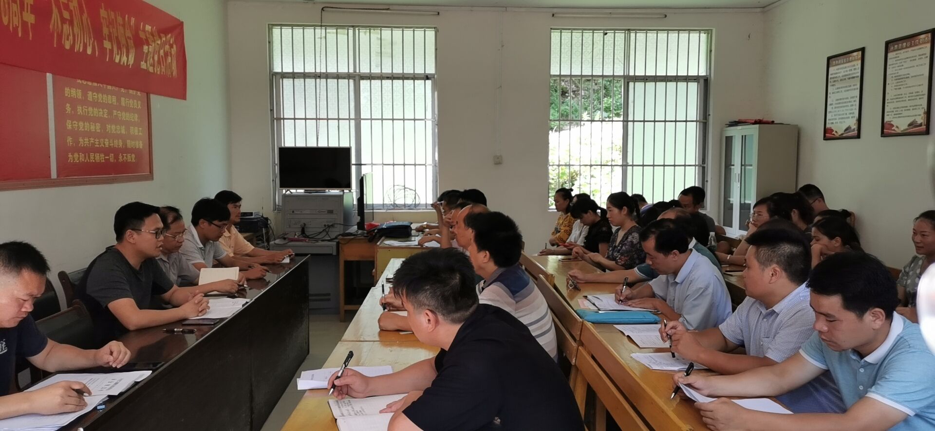 韦仕邱到东山,百林参加脱贫攻坚周例会