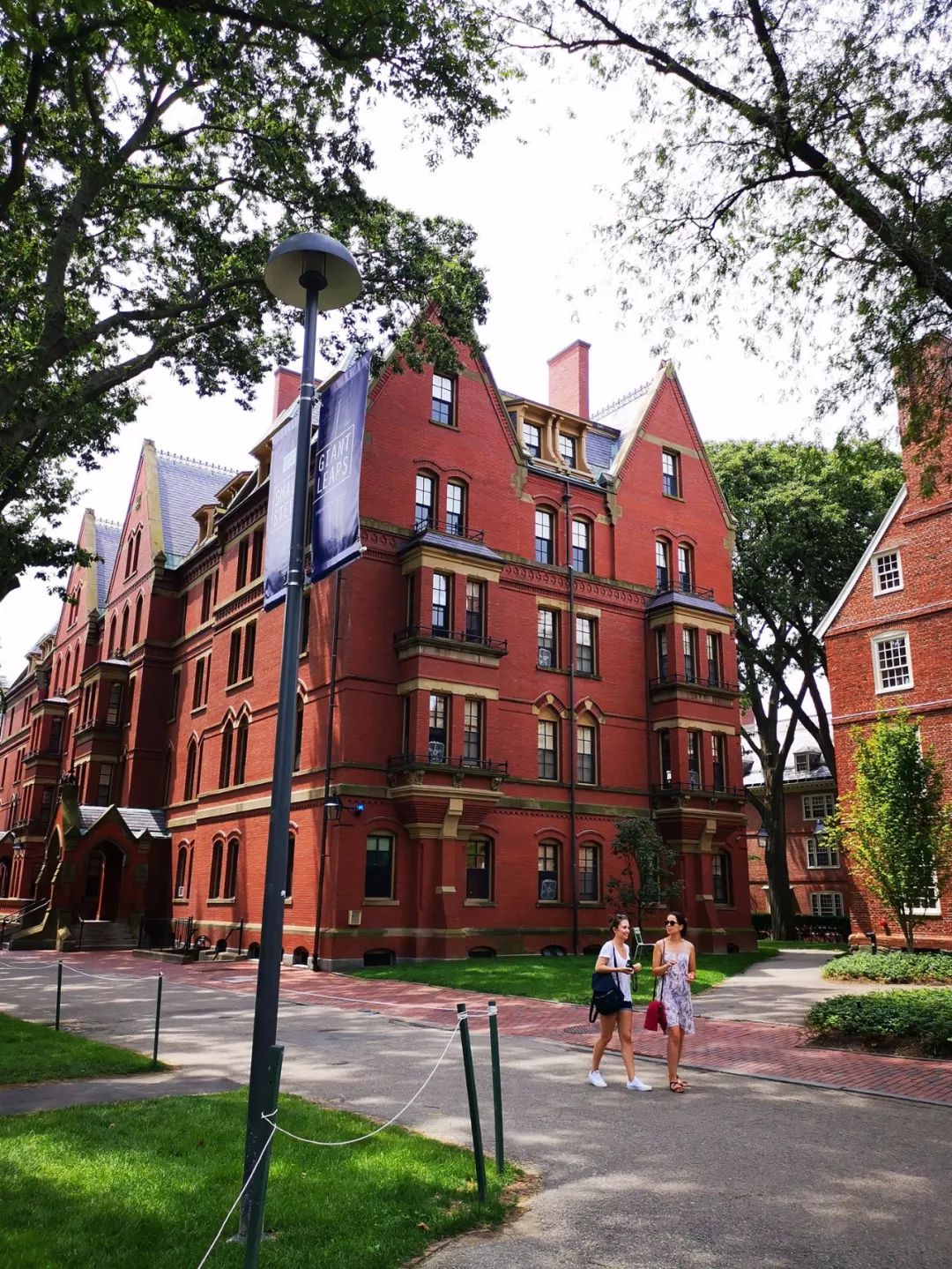 哈佛大学的教育目标是培养研究型学者诺贝尔奖人才为社会作出贡献的