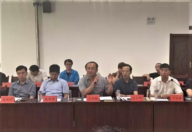 康平县县长王志刚(中)在辽宁康平经济开发区欢迎东盟10 6(中国)国际