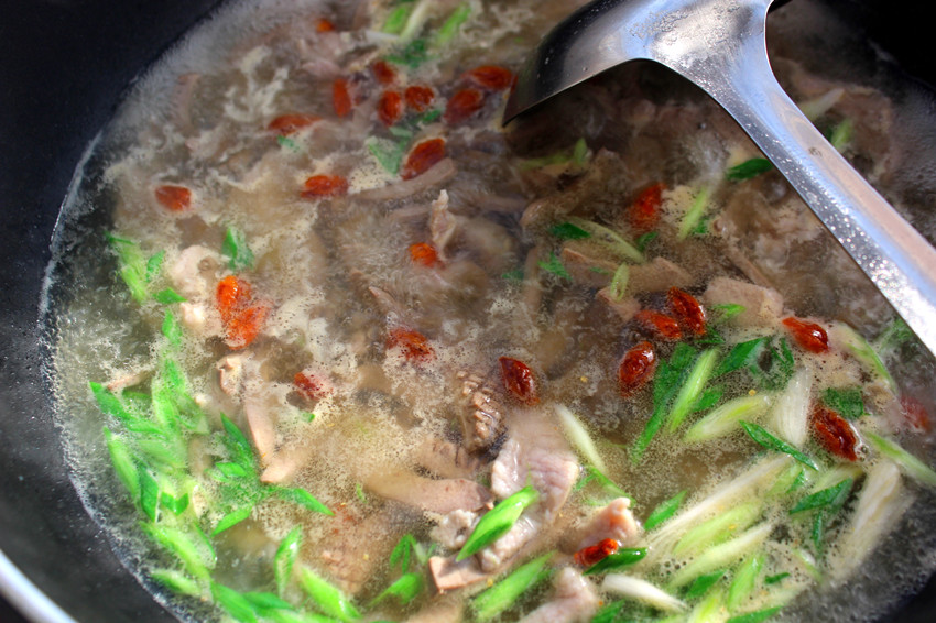 养生营养枸杞猪腰瘦肉汤,男人大补的一道美食,我隔几天就做一次