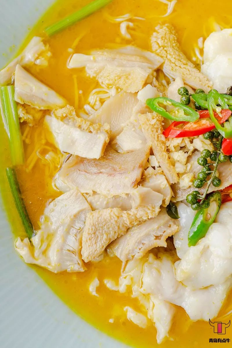 食材搭配很风富,不仅有鱼肉和牛肚,还有金针菇,芹菜,莴苣叶等素菜打底