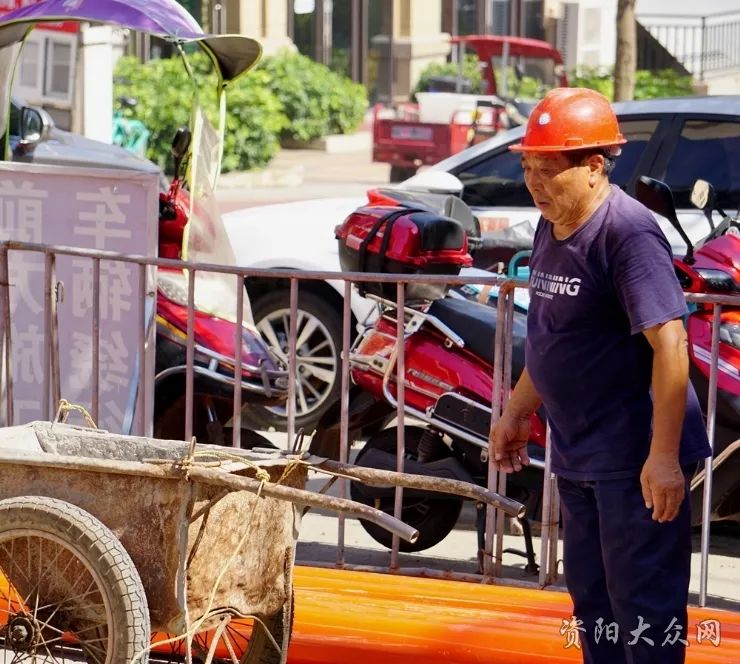 地面温度50度以上资阳建筑工人在烈日下的这一幕看完令人泪目