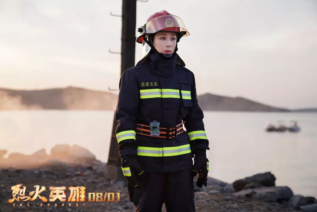 还有正在热映的消防题材电影《烈火英雄》,杨紫在里面饰演脾气火爆的