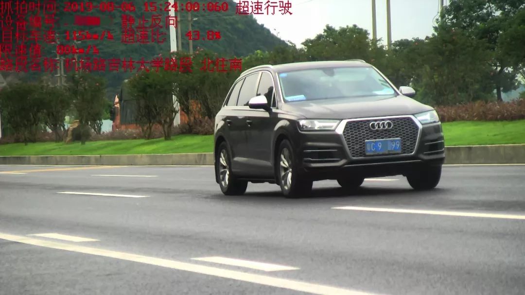 茂名电白一男子开林肯不挂号牌珠海狂飙超速52破了交警查超速的记录