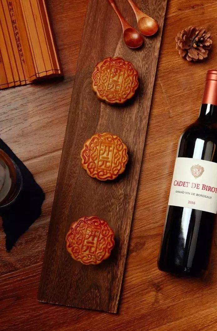 开元月饼礼盒火热预定中葡萄美酒月光杯月饼配红酒可好