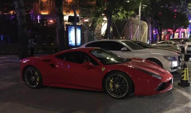 北京一地方是豪车聚集地夜晚是最热闹的路虎只是最次的