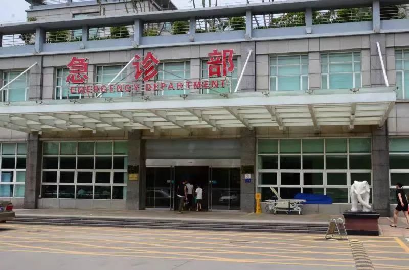 不过熬夜,喝酒这事还得悠着点,这不,仁康医院急诊科近日接到一名男子