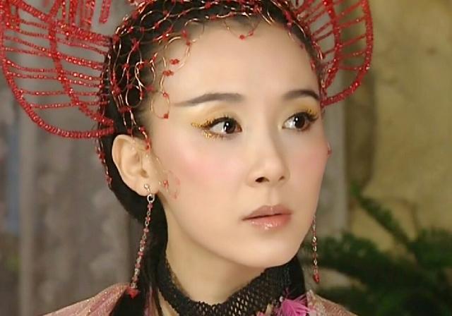 胡静在里面客串了女儿国国王 扮相高贵冷艳,美不胜收 那时候的她才刚