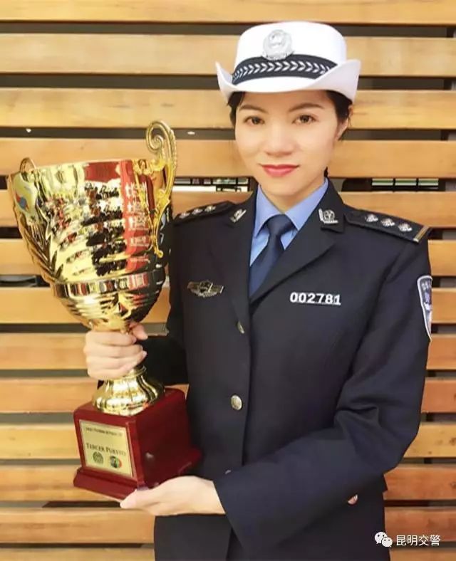 一起走近这个特别的女子昆明交警的骄傲她是昆明警队的骄傲服务群众