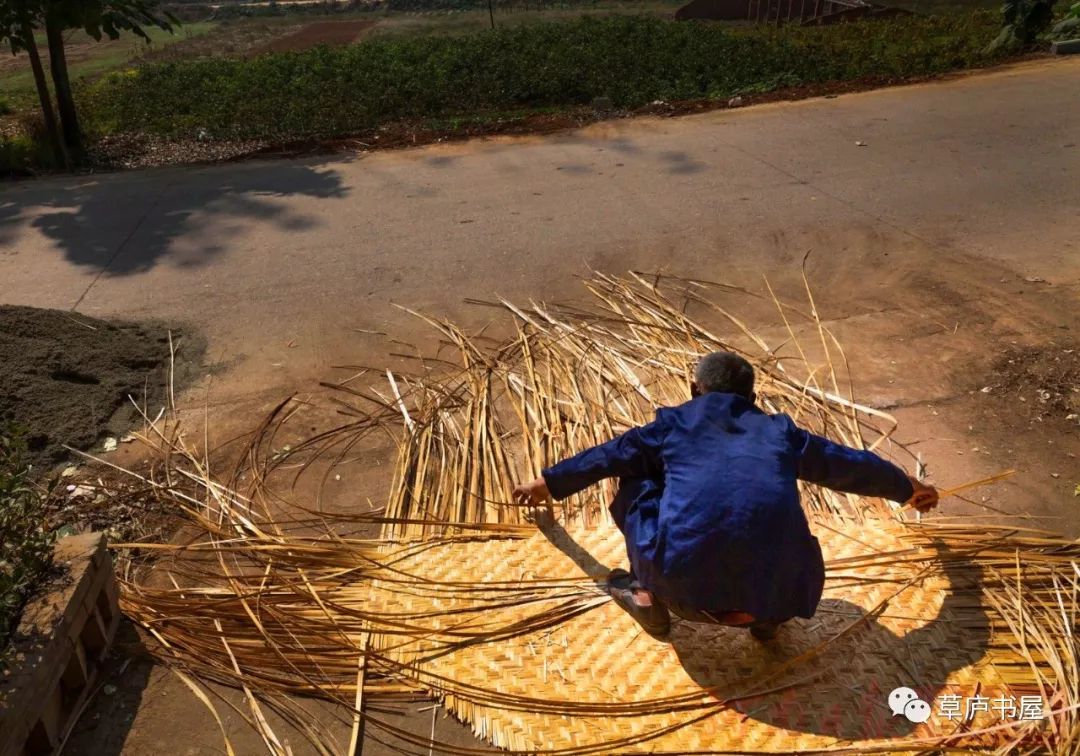 盲人忍明哥打席原创/周纪合炕上的席子已经暗淡发黄,边边角角也都绽