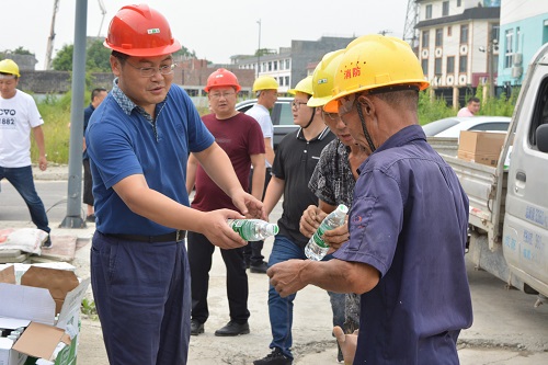 白头镇党委政府慰问坚守在一线的建筑工人