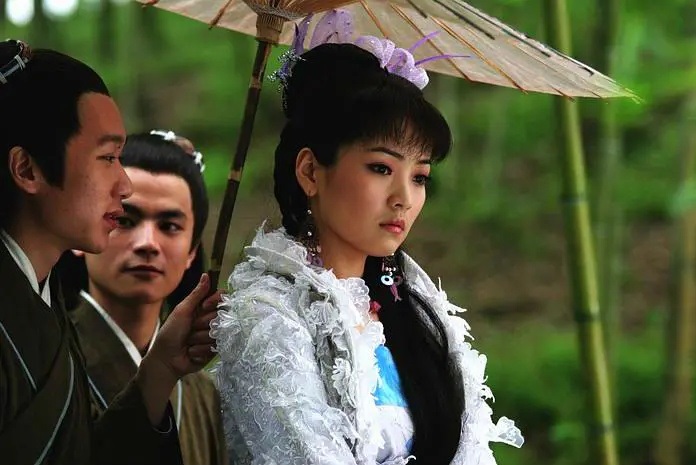 倩宁唐一菲饰演,秦歌救的一女子,之后两人相爱,衣着朴素,秀气,举止