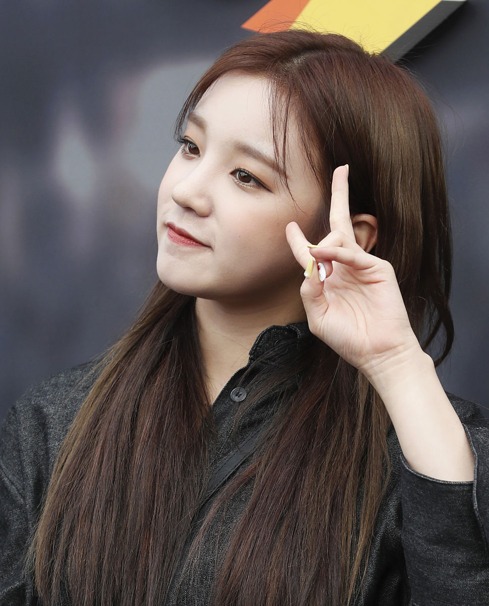 宋雨琦罕见直发造型亮相又a又甜大象腿抢镜女神不要再发福啦