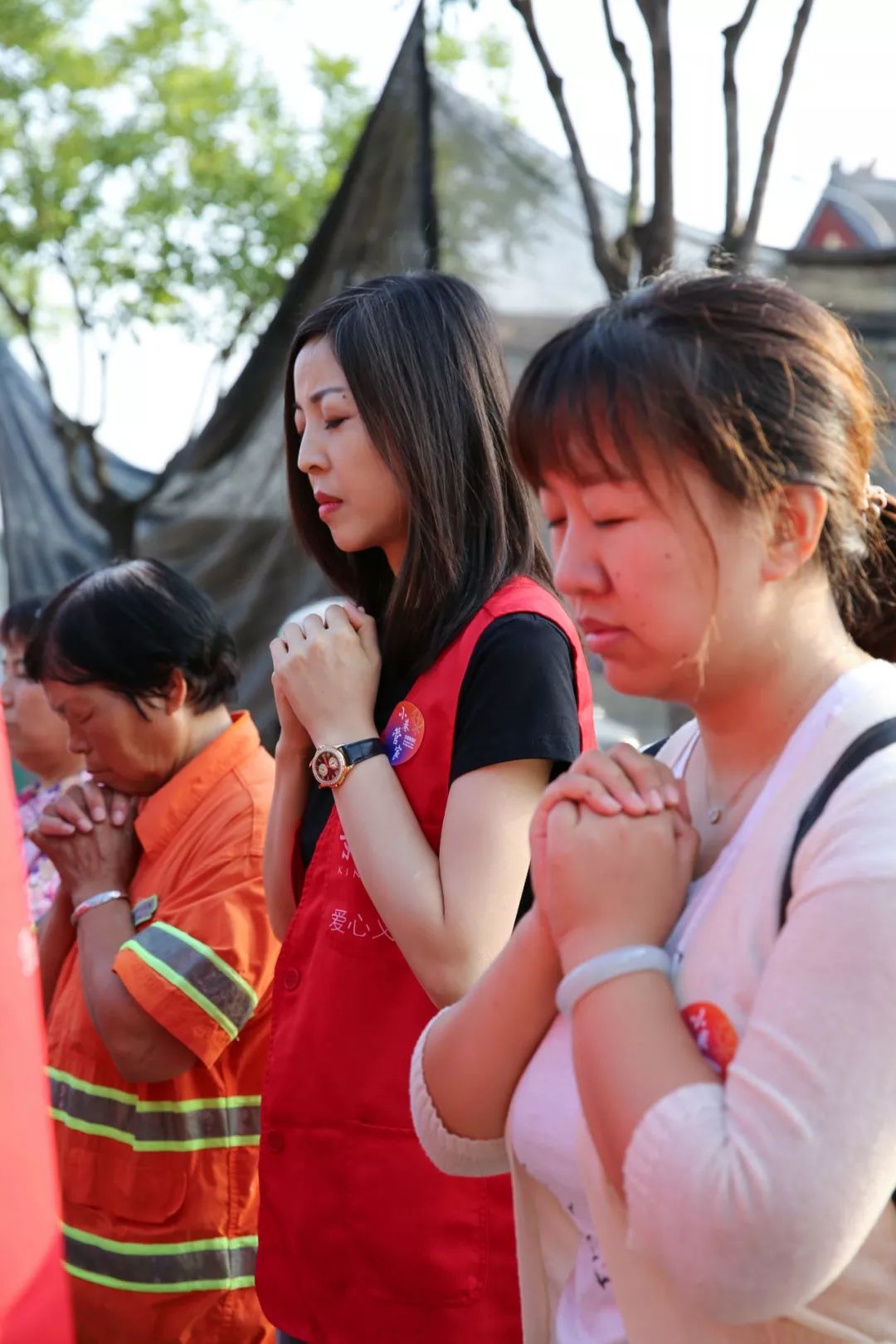 01感恩京兆尹公益活动发起人政协委员郭金平同志迎着朝阳,满心虔诚的