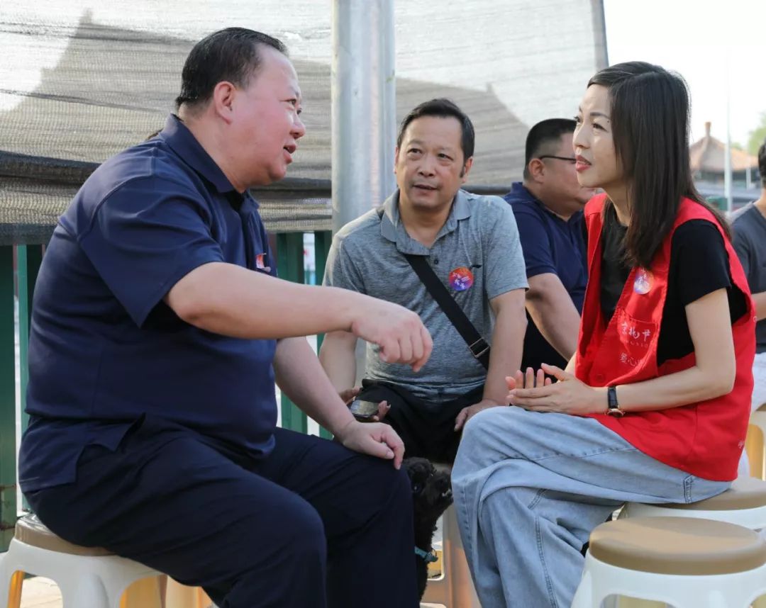 01感恩京兆尹公益活动发起人政协委员郭金平同志迎着朝阳,满心虔诚的