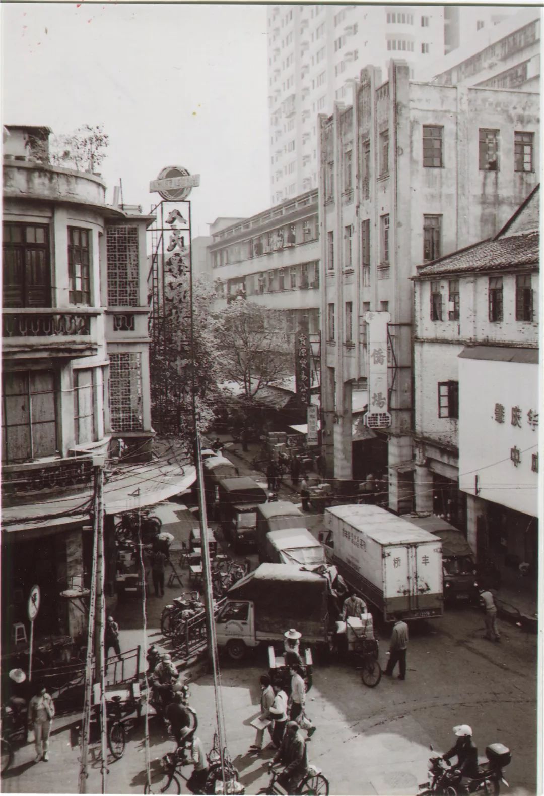 肇庆市档案馆供图:1958年的正东路,居中是大钟楼.