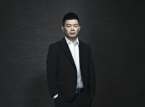 他是微商之王,曾与马云马化腾合影,创业百天便获周鸿祎青睐_吴召国