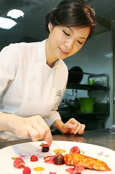 她是亚洲最美女厨师,人美菜还这么美!