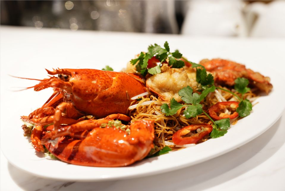 尤其是结合了炸龙虾及中式蔬菜炮制的