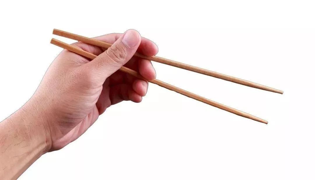 ▼他们用左手吃饭也一定有这样一群人你身边1975年8月13日,一群左撇子